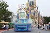 報道陣に公開された、東京ディズニーランドで始まる夏のイベントのパレード＝１日午後、千葉県浦安市
