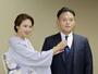 　昨年１０月、引退相撲の断髪式を終えて妻の有希奈さん（左）からネクタイを直してもらう元大関貴景勝の湊川親方＝両国国技館