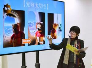 　カメラの大規模展示会「ＣＰ＋」のぬい撮りのワークショップで講師を務めるくぼこさん＝横浜市