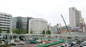  ビルが立ち並ぶＪＲ新潟駅前。空き店舗や改修中のビルが目立つが今後、飲食店が相次ぎオープンする予定だ＝新潟市中央区