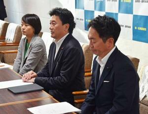 自民党道連が総裁選前倒し実施を求める方針を全会一致で決めたと明らかにする武部新文科副大臣(中央)ら=3日午後、札幌市