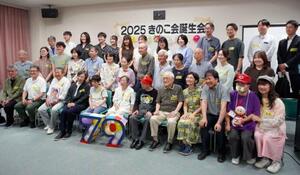 「原爆小頭症」被爆者の79歳を祝い、広島市東区で開かれた誕生会=28日午前