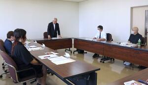 田上中学校のいじめ問題で町が設置した再調査委員会の初会合=26日、田上町役場