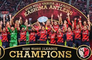 サッカーJ1で9年ぶり9度目の優勝を果たし、大喜びする鹿島の選手たち=6日、メルカリスタジアム