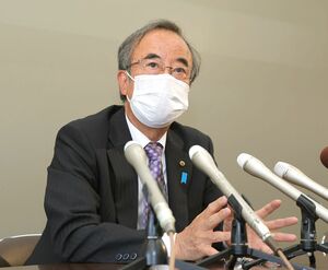 知事選から一夜明け、記者会見で2期目の抱負を語る花角英世氏=30日、県庁