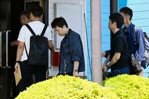 マッサージ店へ家宅捜索に入る警察官=18日、栃木県那須塩原市