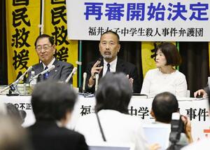 昨年10月、再審開始を認めた名古屋高裁金沢支部の決定を受け、記者会見する前川彰司さん(中央)ら=金沢市
