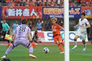 新潟-広島 前半25分、MF三戸舜介がシュートを決め、1-0=ビッグスワン(写真映像部・芳本卓也)