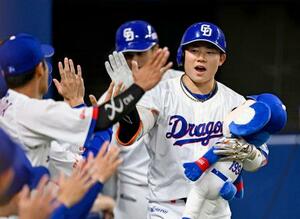　３回、２ランを放ちナインに迎えられる中日・村松＝バンテリンドーム