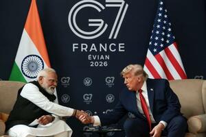 会談で握手を交わすトランプ米大統領(右)とインドのモディ首相=17日、フランス東部エビアン(ロイター=共同)