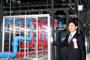 データセンター開所式であいさつするKDDIの松田浩路社長=22日午後、堺市