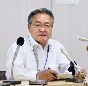 記者会見で第3陣避難の実施について説明する鹿児島県十島村の久保源一郎村長=8日午前、鹿児島市