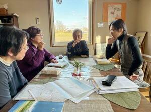 　「栃木避難者母の会」の（左から）大山香さん、半谷八重子さん、小峰和子さんと國分功一郎さん＝２月、宇都宮市
