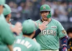 2回、先制2ランを放ち、ナインに迎えられる阪神・大山=甲子園