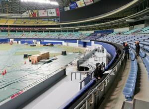 バンテリンドームナゴヤで設置工事が進むテラス型観客席「ホームランウイング」(中央)=24日