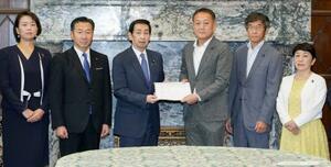 関口参院議長(中央左)に、臨時国会召集の要求書を提出する立憲民主党の斎藤参院国対委員長(同右)と野党の議員ら=11日午前、国会