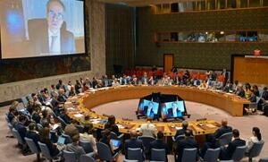 国連安全保障理事会の緊急会合で、スクリーンに映るIAEAのグロッシ事務局長=22日、ニューヨーク(共同)