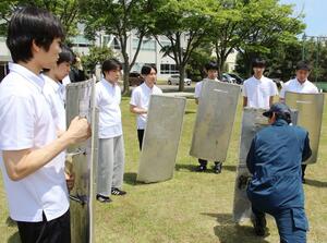 警察官などを目指す専門学校生が県警察学校での授業などを体験したイベント=5月27日、新潟市西区