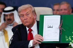 パレスチナ自治区ガザの和平を巡る首脳級会合で関連文書に署名したトランプ米大統領=13日、エジプト東部シャルムエルシェイク(ゲッティ=共同)