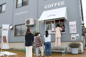 スポンジの本社ビルに設けた対面販売店「ルック」=長岡市大島本町1