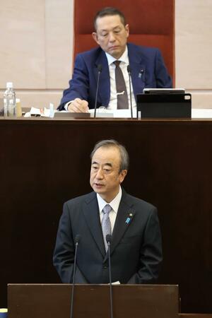 県議会2月定例会代表質問で答弁する花角英世知事=2月20日、県議会議場