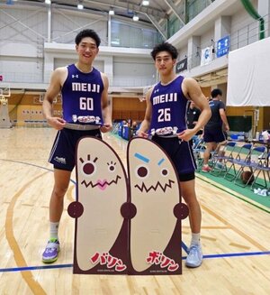 明大の武藤俊太朗選手(左)と山際祐希選手