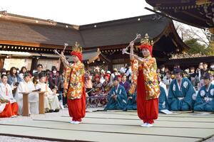 金の冠を身に着けた2人の踊り手が綾竹を持って踊った高原田の小切子踊=京都市の北野天満宮