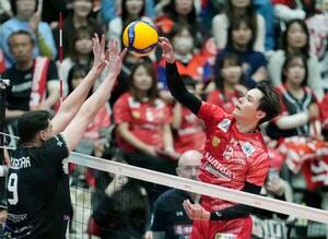 　サントリー―名古屋　第２セット、スパイクを放つサントリー・高橋藍＝Ａｓｕｅアリーナ大阪