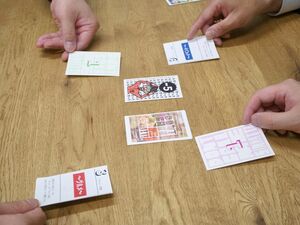 カードゲームの実戦の様子。「し~ば~た」などと言いながら場にカードを差し出す