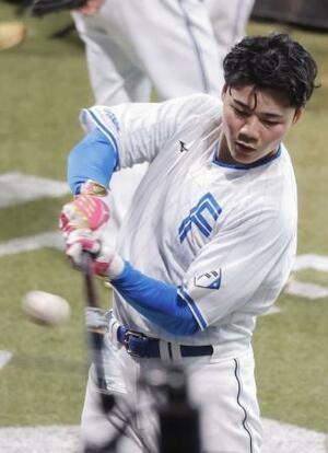 CSファーストステージ突破から一夜が明け、打撃練習する日本ハム・清宮幸=エスコンフィールド