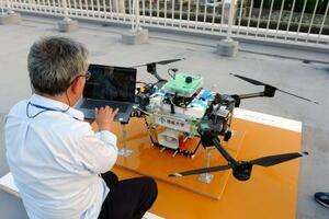 　徳島市の阿波おどり会場付近に配備されたドローン＝８月（サーベイ提供）