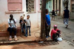 　キューバの首都ハバナで、停電が続く中、道端で過ごす人々＝１７日（ＡＰ＝共同）