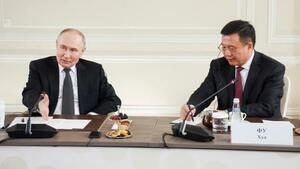 19日未明、ロシア北西部サンクトペテルブルクで行われた各国通信社代表との会見で質問に答えるプーチン大統領。右は中国国営通信新華社の社長(ロシア大統領府提供・タス=共同)