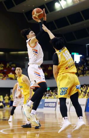 香川－新潟　第１クオーター、シュートを打つ川村卓也＝高松市総合体育館