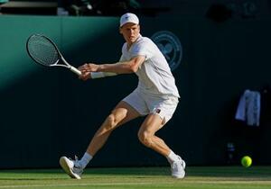 男子シングルス準決勝でプレーするヤニク・シナー=ウィンブルドン(共同)