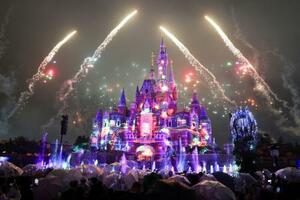 上海ディズニーランド開園10周年記念のイベントを見る来場者=15日(ロイター=共同)
