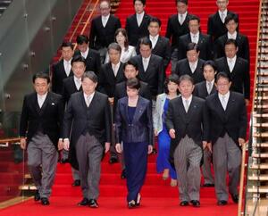 初閣議を終え、記念撮影に臨む高市早苗首相(前列中央)と閣僚ら=21日午後11時32分、首相官邸