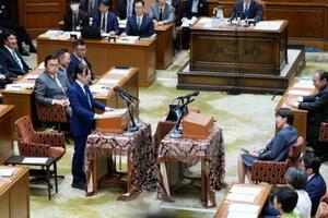 党首討論で高市首相(手前右)に質問するチームみらいの安野党首=20日午後、国会