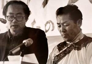 　田中了さん（左）とダーヒンニェニ・ゲンダーヌさん＝１９７８年２月、北海道網走市（石戸谷史さん提供）