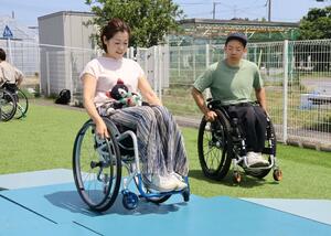 ソチパラリンピック金メダリストの狩野亮さんを招いた車椅子の体験会＝７日、新潟市秋葉区