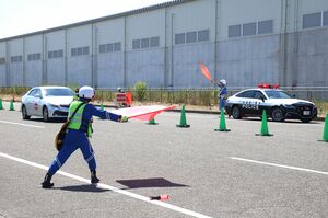 合同訓練で逆走した車を停止する警察官ら=7月31日、聖籠町