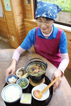 新米コシヒカリと、キノコと山菜の鍋などが並んだ「白まんま定食」＝魚沼市大栃山