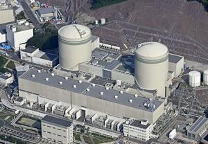 関西電力高浜原発の1号機(右)と2号機=2023年11月、福井県高浜町