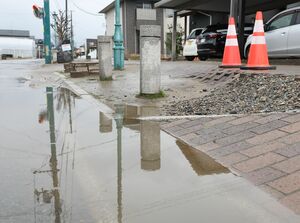 液状化の影響で凹凸ができた歩道=3月、新潟市西区善久