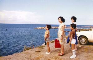 日本海を眺める横田めぐみさん(左から2人目)と家族。撮影は父滋さん=1976年、新潟市