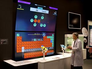 上越科学館に加わった体験型の常設展示「元素シューター」＝上越市下門前
