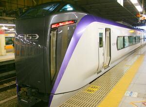 トラブルがあった「かいじ28号」と同型の車両=2017年11月、JR新宿駅