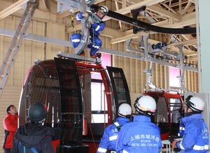 新しくなったゴンドラで乗客の救助方法を確認する頸南消防署員ら=妙高市田切