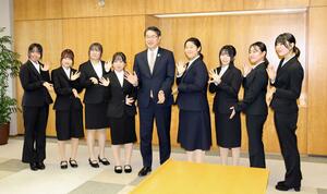 中原八一市長を訪ねた二十歳のつどい実行委員ら=7日、新潟市役所