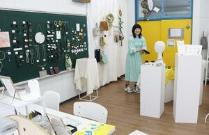 「一TOKI」の商品を手に取る代表の堀江夏綺さん=三条市桜木町